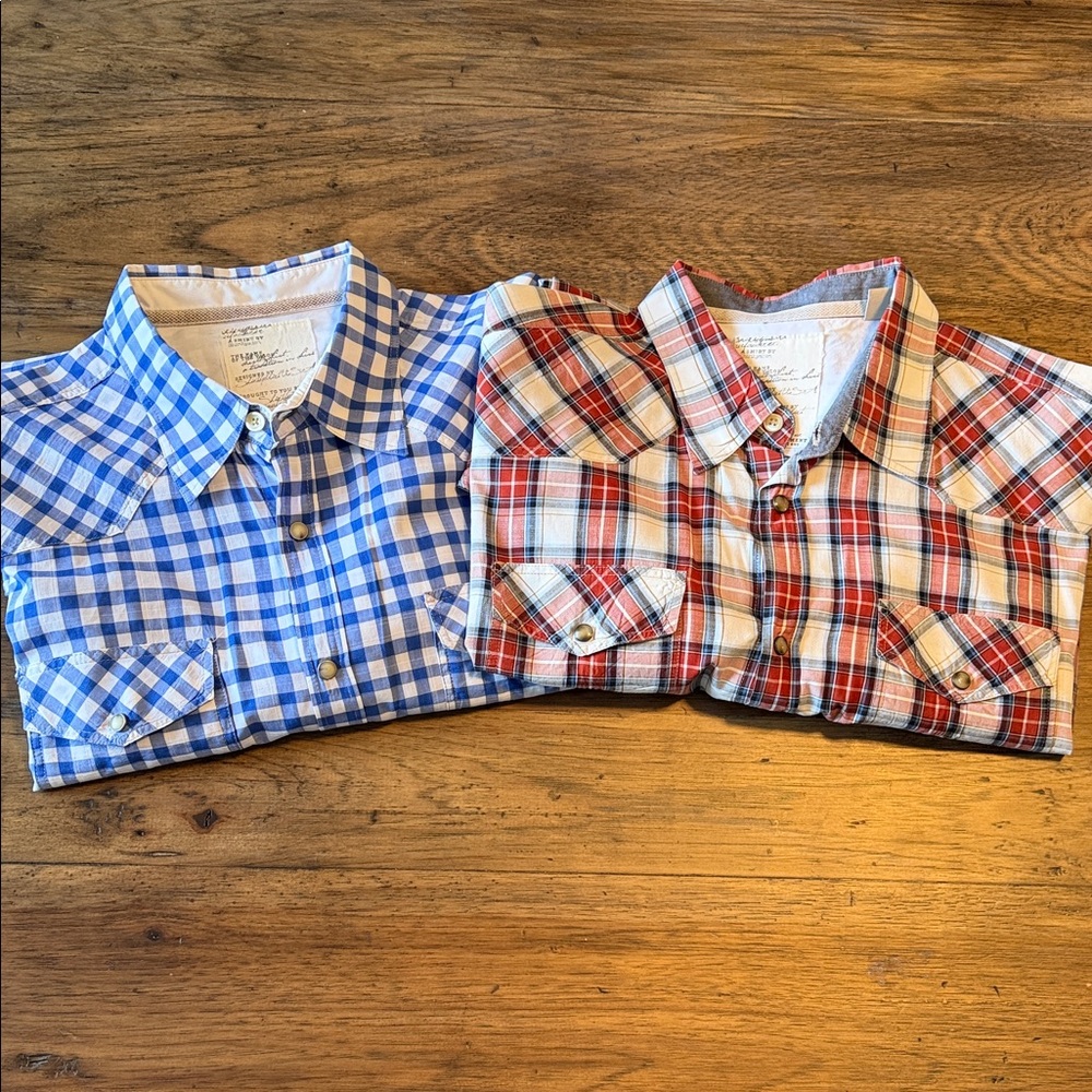 Bundle of 2 men’s casual long sleeve shirts.